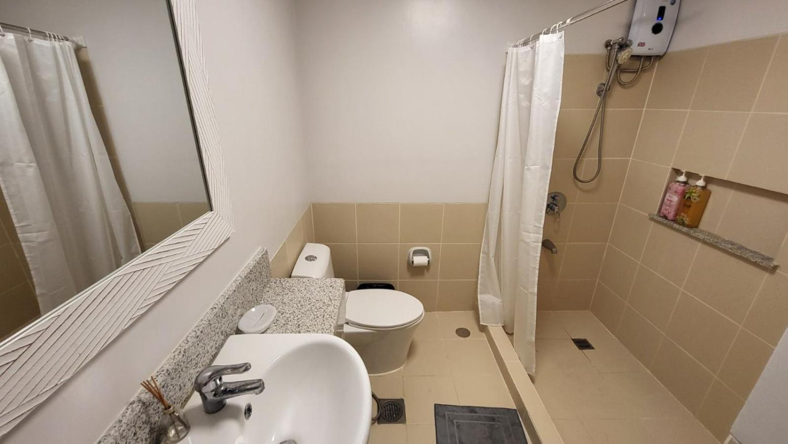 The Atherton- Spacious Modern Condo Unit In Paranaque Near The Airport, Makati, Bgc And Highways Paranaque City Экстерьер фото