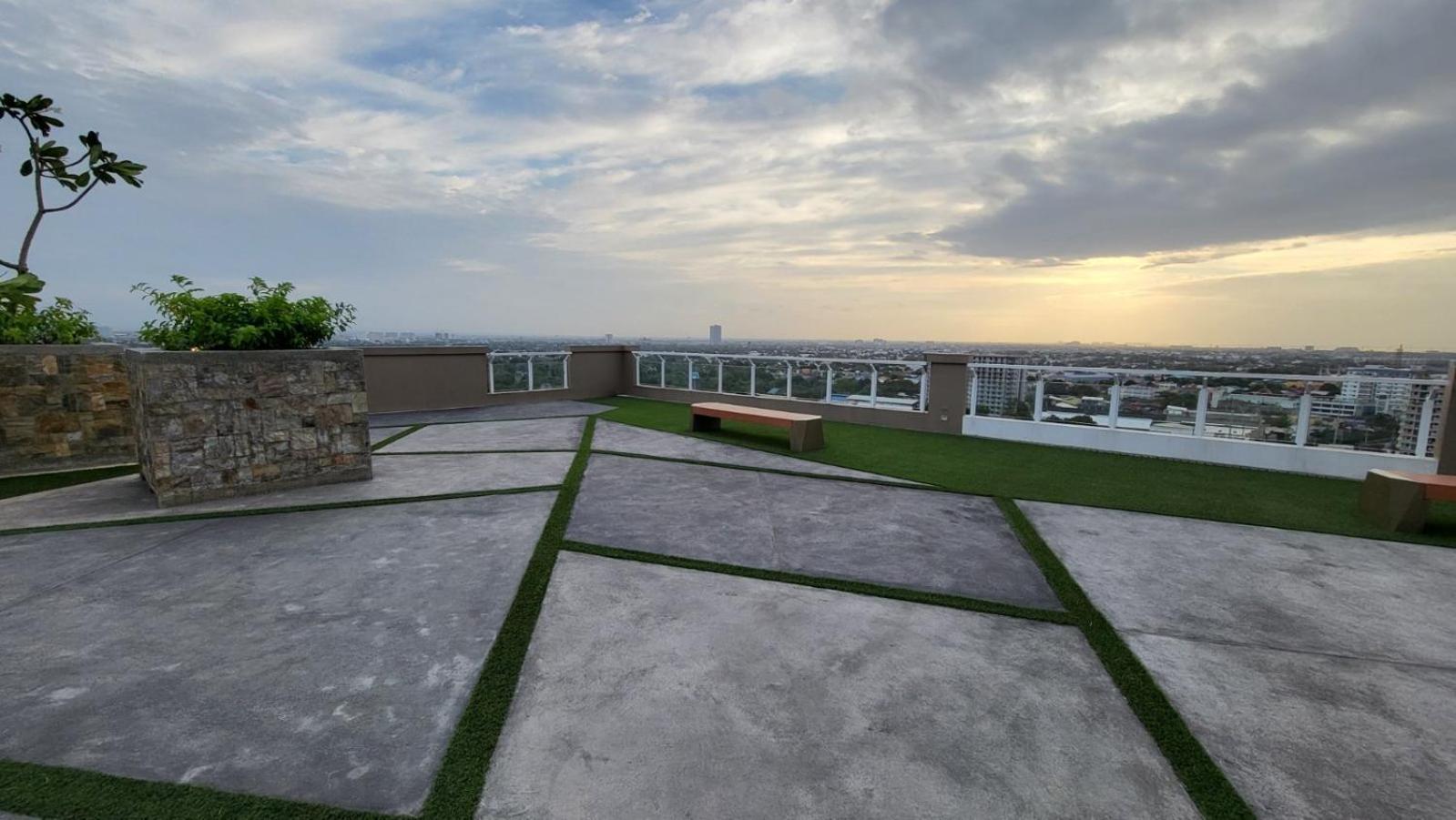 The Atherton- Spacious Modern Condo Unit In Paranaque Near The Airport, Makati, Bgc And Highways Paranaque City Экстерьер фото